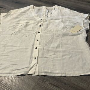 Sejour White Short-Sleeve Button Front and back Shirt